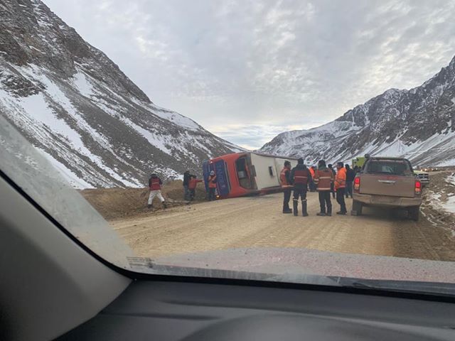 biobio's tweet photo. La mañana de este miércoles se registró un accidente en la mina #LosBronces, en el límite de las regiones Metropolitana y de Valparaíso. https://t.co/57UCJrB44I
