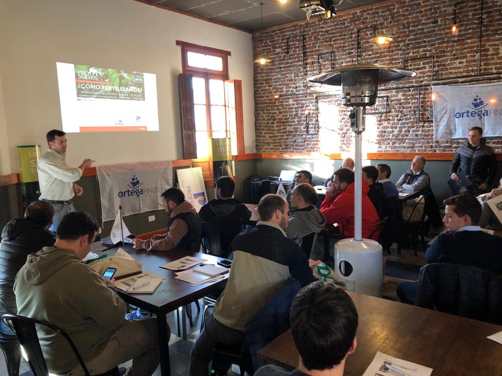 RodrigoFalcone5's tweet photo. Excelente calidad de convocatoria en #Prosuelo junto a los amigos de @OrtegaHermanos y la presencia de @ReussiNahuel @garciaf_nutri ...Como fertilizamos?? @ProfertilNutri @ProfertilSA @FertilabLab @fernandorussook @nrsato #nutricion #nitrogeno #ureagranulada #ENETOTALPLUS https://t.co/n6RbiYtA8t