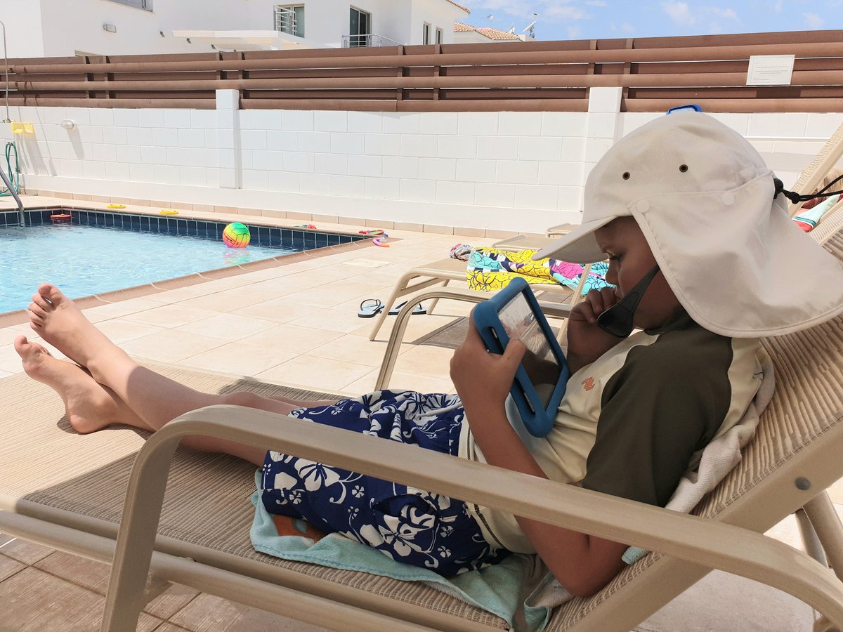 beckycree's tweet photo. Reading an ebook by the pool ☀️ #MNASummerReadingBingo https://t.co/3YygWzXt3m