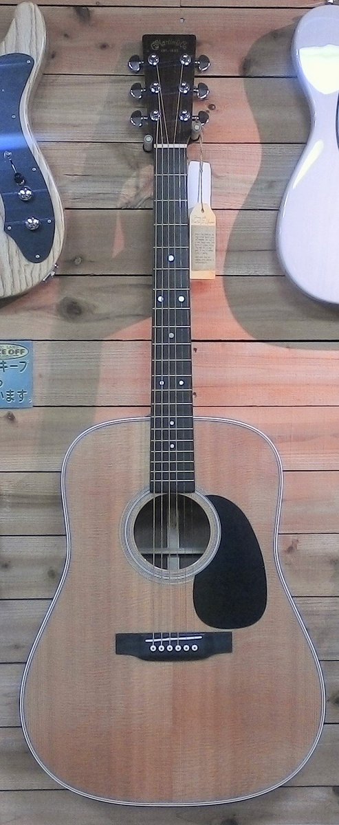 takeoff0098's tweet photo. Martin D-28
マーチン好きの人は、一度は手に入れたい、ど定番の
D28です。Topはシトカスプルース、Side/Backは
イーストインディアンローズウッド、指板は勿論
エボニーです。昔レコードでよく聞いた音が、甦り
ますよ！#martin #d28 #kurosawagakki #アコギ https://t.co/FhB0StSHIZ