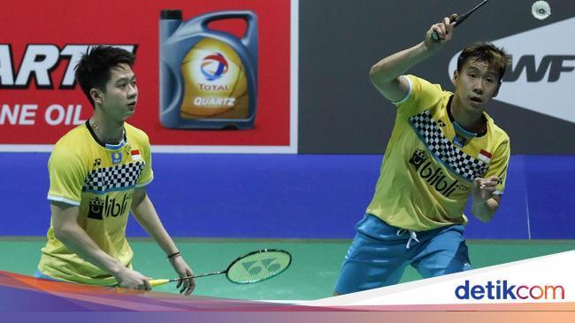 detiksport's tweet photo. Sayang sekali! Kevin Sanjaya Sukamuljo/Marcus Fernaldi Gideon tersingkir di babak kedua Kejuaraan Dunia Bulutangkis 2019. Mereka tampil kurang tenang. #kevinsanjaya #marcusfernaldi #bulutangkis https://t.co/0nZTxLE7YR https://t.co/vVjByRikcp