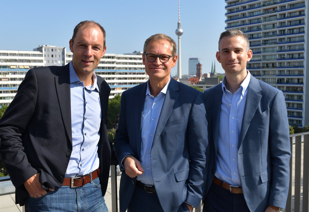RegBerlin's tweet photo. Besuch im Amazon Development Center Germany in Berlin: Im Gespräch geht es um neue Technologien, Künstliche Intelligenz und Datenschutz. @AmazonNewsDE @amazonDE https://t.co/yLwrv4PJ2L