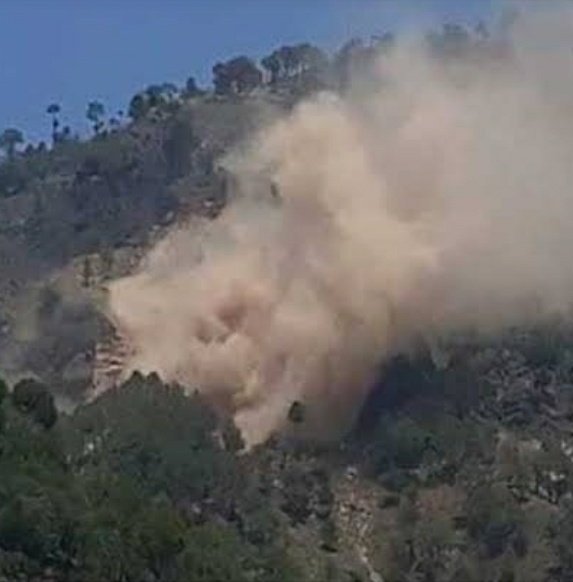 LiveWarReports's tweet image. #LOCUpdate
#Pakistan again broke the #CeasefireViolation at 4 pm today.  The #IndianArmy is responding with heavy firepower. Heavy destruction to #PakistanArmy, severely injured many #PakistaniSoldiers. Pakistan rescued the injured soldiers by showing the #whiteflag.