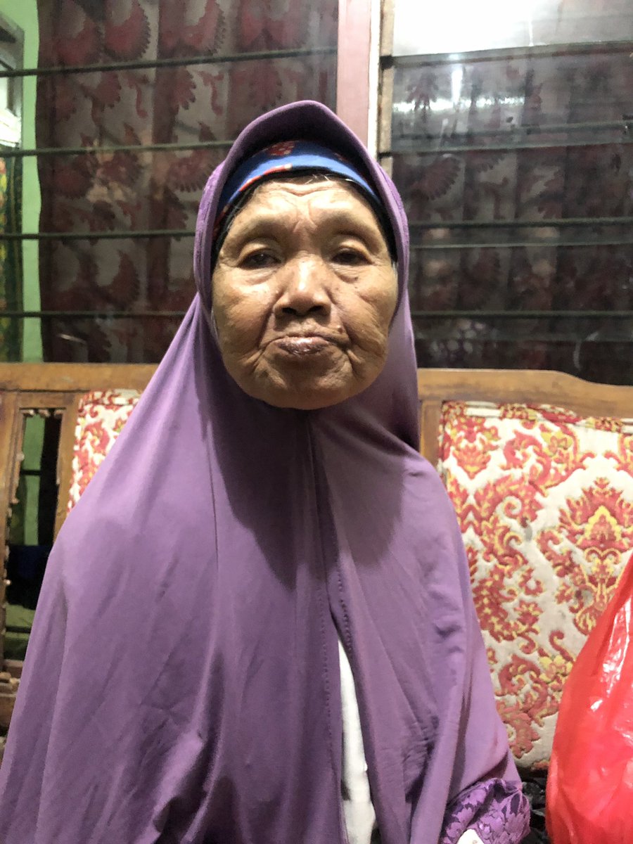 trimurnip's tweet photo. Guys tolong infonya. ini di rumahku ada ibu2 nyasar, kalo ada yg tau ini boleh dm aku ya. ibuknya bener2 kebingungan drtd mau nangis.

suaminya meninggal, kesini mau cari anak tp ga dikasih tau alamat lengkapnya. https://t.co/Ps5YpTUSbG