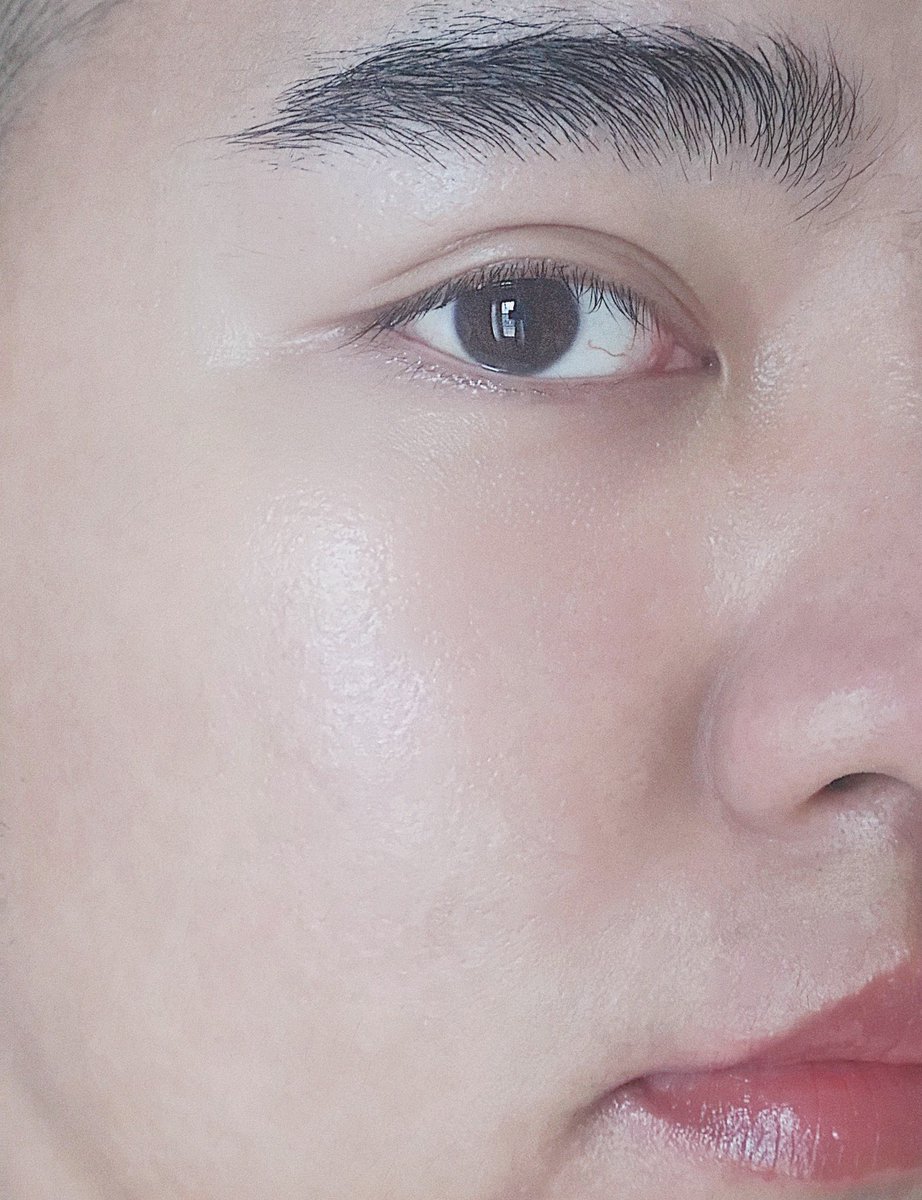 PretzzelReview's tweet photo. เอสเซนส์ของ Facelabs ใช้ดีมาก นี่ใช้มาหลายขวดแล้ว ชอบเนื้อเอสเซนส์เขามากเป็นเนื้อใสๆ บางเบาแต่ชุ่มฉ่ำ ทาแล้วผิวดูสุขภาพดี เหมาะกับผิวแพ้ง่าย ช่วยทำให้ผิวแข็งแรงขึ้นด้วย ใช้ไปสักพักแล้วสภาพผิวดีขึ้นจริง นี่ซื้อตอนโปรที่วัตสันลดราคาเหลือแค่ 223 เอง คือดีย์ #ไว้รีวิวห้ามขายของโว้ยย https://t.co/79Y9ruhthw
