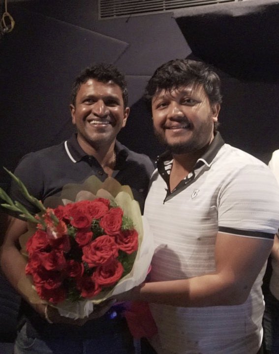 Official_Ganesh's tweet photo. ಗೀತಾ ಚಿತ್ರದ “ಕನ್ನಡ ಕನ್ನಡ ಕನ್ನಡವೇ ಸತ್ಯ” ಎಂಬ ಕನ್ನಡದ ಜಾಗೃತಿ ಹಾಗು ಹೋರಾಟಕ್ಕೆ ಸಂಬಂಧ ಪಟ್ಟ ಸಂತೋಷ�� ಆನಂದ್ ರಾಮ್ ಬರೆದಿರುವ ಹಾಡನ್ನು ನಮ್ಮ ನೆಚ್ಚಿನ ಪುನೀತ್ ರಾಜ್ ಕುಮಾರ್ ಸರ್ ಹಾಡಿದ್ದಾರೆ,ಈ ಹಾಡನ್ನು ಸಮಸ್ತ ಕನ್ನಡ ಜನತೆಗೆ ,ಸ್ವಾಭಿಮಾನಿ ಕನ್ನಡಿಗರಿಗೆ ಅರ್ಪಿಸುತ್ತಿದ್ದೇವೆ🙏 ಅಪ್ಪು ಸರ್ ��ೆ ನನ್ನ ತುಂಬು ಹೃದಯದ ಧನ್ಯವಾದಗಳು💐 https://t.co/LcLBkp8pTH
