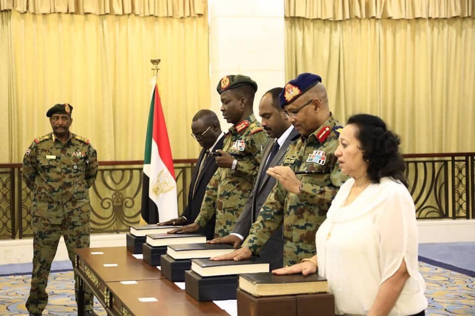 salma1siddig's tweet photo. أعضاء المجلس السيادي يؤدون اليمين الدستورية أمام رئيس مجلس السياده  ورئيس القضاء الحالي 

وعقد اول جلسة مشتركة
 
#الشعب_رقيب_علي_الثوره https://t.co/aF6EK4bawb