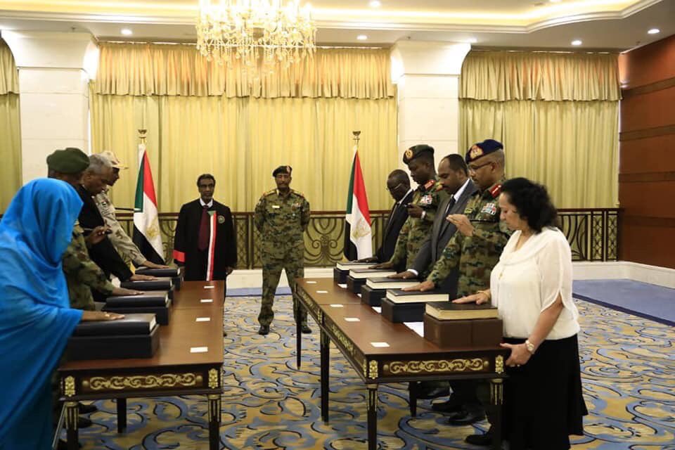 salma1siddig's tweet photo. أعضاء المجلس السيادي يؤدون اليمين الدستورية أمام رئيس مجلس السياده  ورئيس القضاء الحالي 

وعقد اول جلسة مشتركة
 
#الشعب_رقيب_علي_الثوره https://t.co/aF6EK4bawb