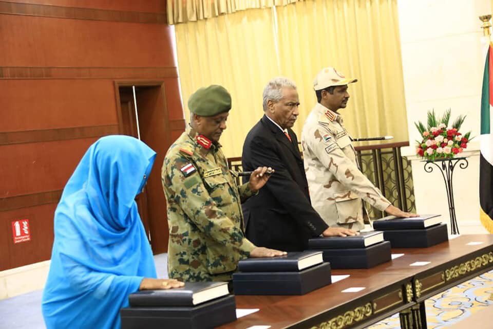 salma1siddig's tweet photo. أعضاء المجلس السيادي يؤدون اليمين الدستورية أمام رئيس مجلس السياده  ورئيس القضاء الحالي 

وعقد اول جلسة مشتركة
 
#الشعب_رقيب_علي_الثوره https://t.co/aF6EK4bawb