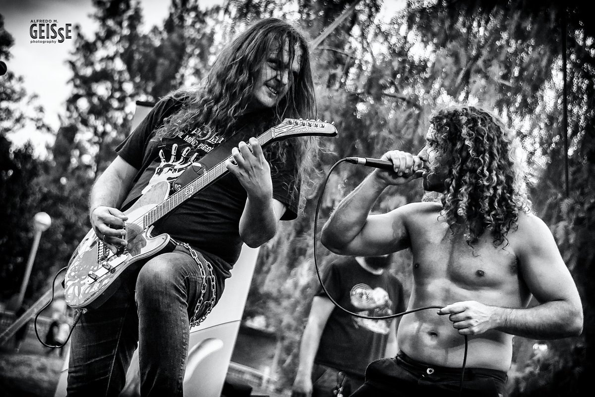 Scape_Land's tweet photo. ¡IM PRE SIO NAN TE!
No sabemos si nos entiende a la perfección, o vete a saber... Pero es capaz de capturar momentos de complicidad en el escenario como este.
¡Gracias Alfredo!
💛🔥🤘😈🤘🔥💛
#Scape_Land,#Fusion,#Metal,#Rock,#Heavymetal,#EMP,#Concierto,#EVILMINDPIECES https://t.co/OdmR4n1nMw