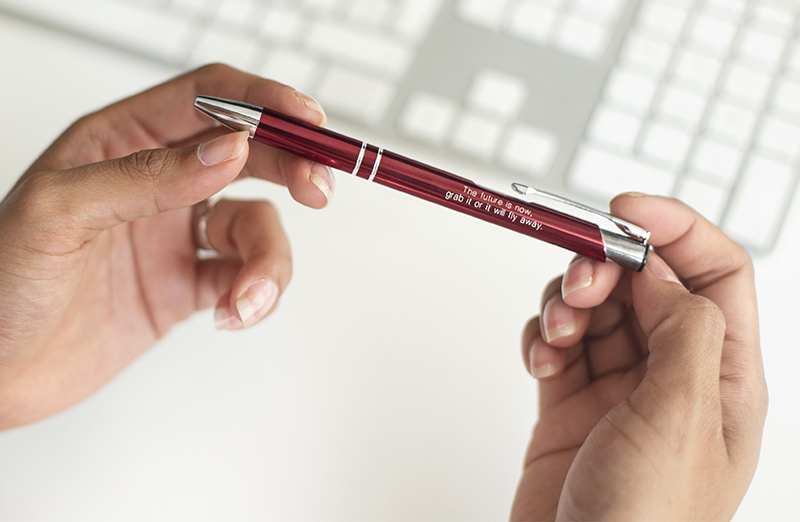 europawire's tweet photo. Stylos personnalisés : Camaloon pense à tout https://t.co/91AMSmPFcg #cadeau #stylospersonnalisés #campagnesmarketing #desstylos #impressiondigitale #impressionsérigraphie https://t.co/fmviUjC8pu