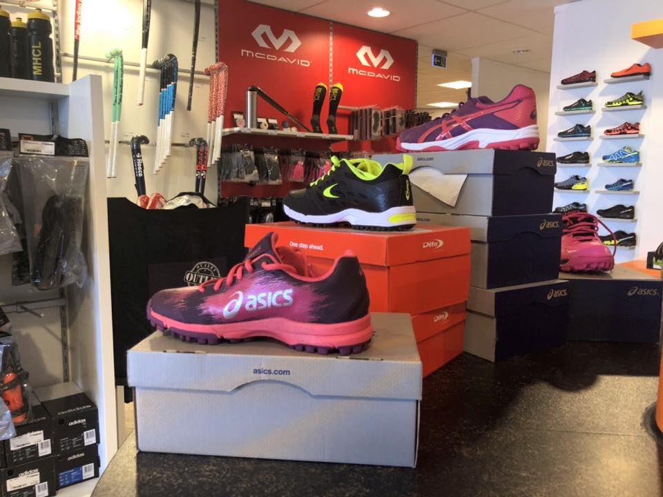 MutaTeamshop's tweet photo. 🏑 Ook hockeyers zijn vanaf heden bij onze #Teamshop aan het juiste adres! Naast de bestaande samenwerking met de @HarlingerMHC is Muta Sport pas geleden ook een partnerschap aangegaan met de @MHCLeeuwarden! 🤝

Graag tot snel in onze Teamshop! ✌🏼

#MutaSport https://t.co/2KGgejBcm0