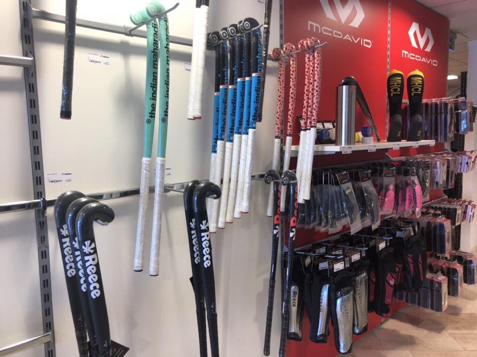 MutaTeamshop's tweet photo. 🏑 Ook hockeyers zijn vanaf heden bij onze #Teamshop aan het juiste adres! Naast de bestaande samenwerking met de @HarlingerMHC is Muta Sport pas geleden ook een partnerschap aangegaan met de @MHCLeeuwarden! 🤝

Graag tot snel in onze Teamshop! ✌🏼

#MutaSport https://t.co/2KGgejBcm0