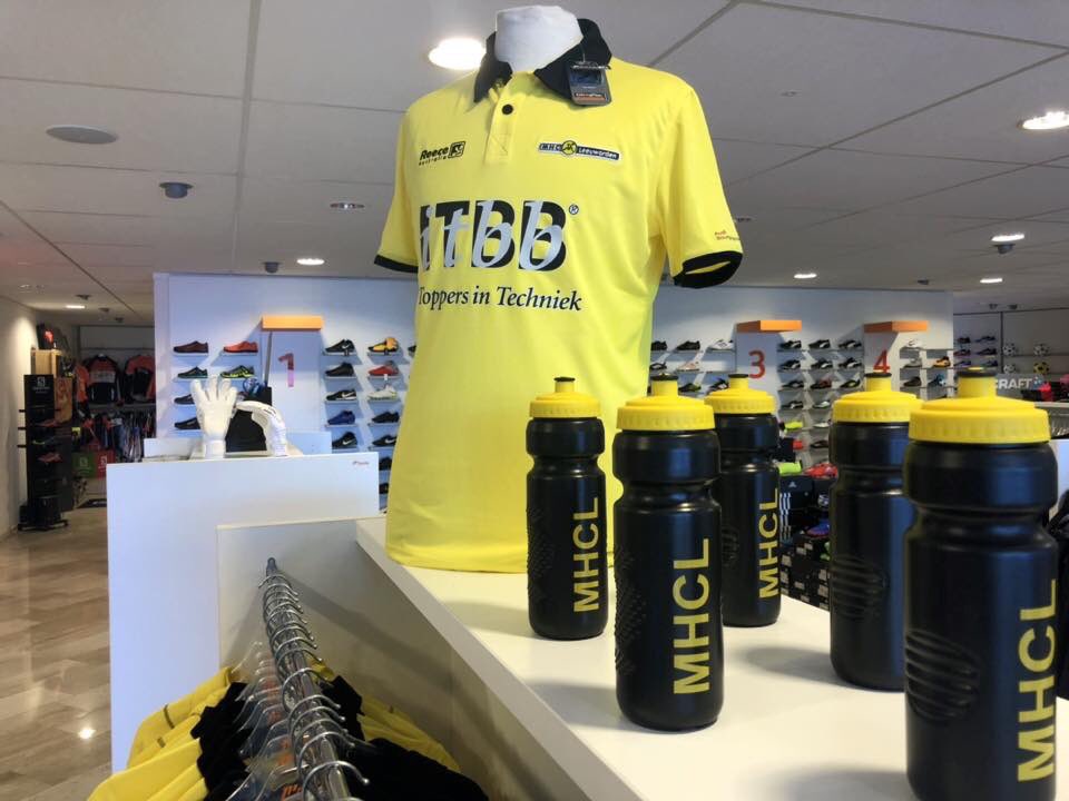 MutaTeamshop's tweet photo. 🏑 Ook hockeyers zijn vanaf heden bij onze #Teamshop aan het juiste adres! Naast de bestaande samenwerking met de @HarlingerMHC is Muta Sport pas geleden ook een partnerschap aangegaan met de @MHCLeeuwarden! 🤝

Graag tot snel in onze Teamshop! ✌🏼

#MutaSport https://t.co/2KGgejBcm0