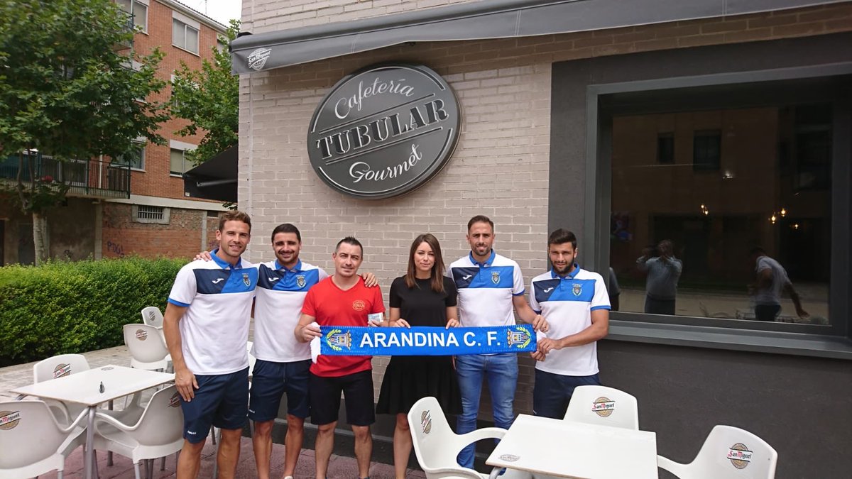 ArandinaCF's tweet photo. PATROCINADORES | ¡Seguimos visitando a nuestros colaboradores!

¡Hoy @zazu11_24, @BorjaPlaza2, @jorge6gonzalez y @alvarobeli96 han llevado el carnet al bar Tubular y a La Casa Mágica! 🙌🏼

¡Gracias por vuestro apoyo! ¡Nos vemos en El Montecillo! 💙

#VamosArandina https://t.co/NbR1alPLoi