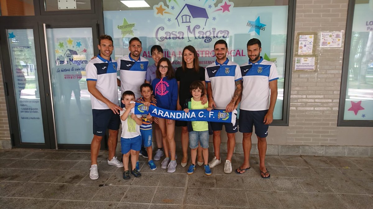 ArandinaCF's tweet photo. PATROCINADORES | ¡Seguimos visitando a nuestros colaboradores!

¡Hoy @zazu11_24, @BorjaPlaza2, @jorge6gonzalez y @alvarobeli96 han llevado el carnet al bar Tubular y a La Casa Mágica! 🙌🏼

¡Gracias por vuestro apoyo! ¡Nos vemos en El Montecillo! 💙

#VamosArandina https://t.co/NbR1alPLoi
