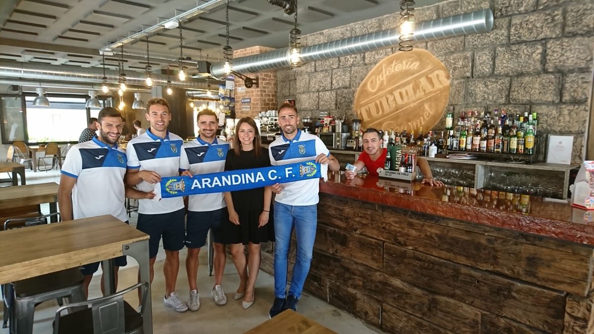 ArandinaCF's tweet photo. PATROCINADORES | ¡Seguimos visitando a nuestros colaboradores!

¡Hoy @zazu11_24, @BorjaPlaza2, @jorge6gonzalez y @alvarobeli96 han llevado el carnet al bar Tubular y a La Casa Mágica! 🙌🏼

¡Gracias por vuestro apoyo! ¡Nos vemos en El Montecillo! 💙

#VamosArandina https://t.co/NbR1alPLoi