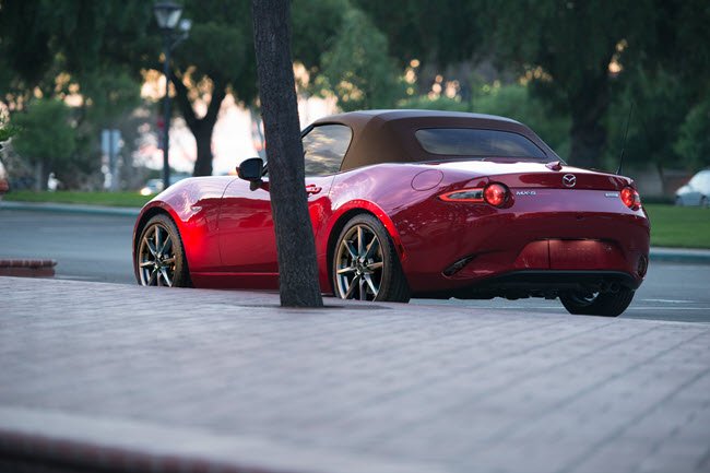 MazdaBouch's tweet photo. Avec son confort intérieur, ses courbes harmonieuses et sa silhouette aérodynamique, la Mazda MX-5 est conçue pour vous offrir une conduite palpitante. 🚗💃
#DuvalMazda #DuvalAuto
https://t.co/WTmNXCHZt7 https://t.co/rugOAkufaG