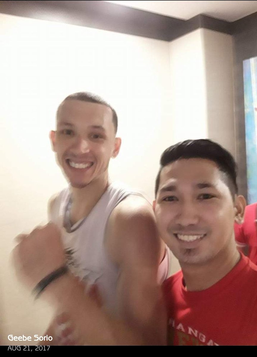 geebesorio34's tweet photo. 2 years ago...last pic with my favorite player of all time! #TeamAirForceEllis @Mr1ChrisEllis34 https://t.co/SmBczIPS9e