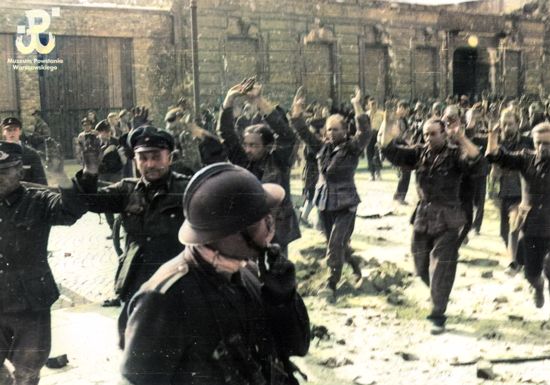 Powstańcy obserwujący wyprowadzanie jeńców niemieckich po zdobyciu PAST-y. Na pierwszym planie powstańcy w brytyjskich hełmach Mk II, pochodzących z alianckich zrzutów. Zdjęcie ze zbiorów Muzeum Powstania Warszawskiego #warsawuprising #warsaw44 #powstaniewarszawskie