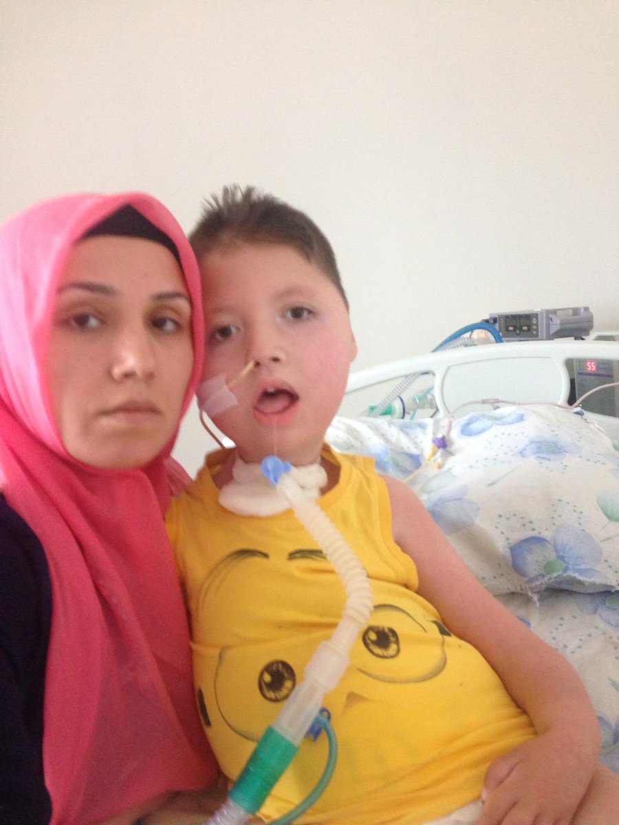 Efe.
Solunum cihazı bozuk.Tamiri çok zor.
Bürokratik işlemler için zaman çok dar..
20 bin tl’lik solunum cihazına ihtiyaç var.
Bu cihazı alacak dostumuzu bu Cuma istanbul konserimde en önde ağırlayacağım ve ona her türlü şirinlik yapıp istediği şarkıları söyleyeceğim😊❤️