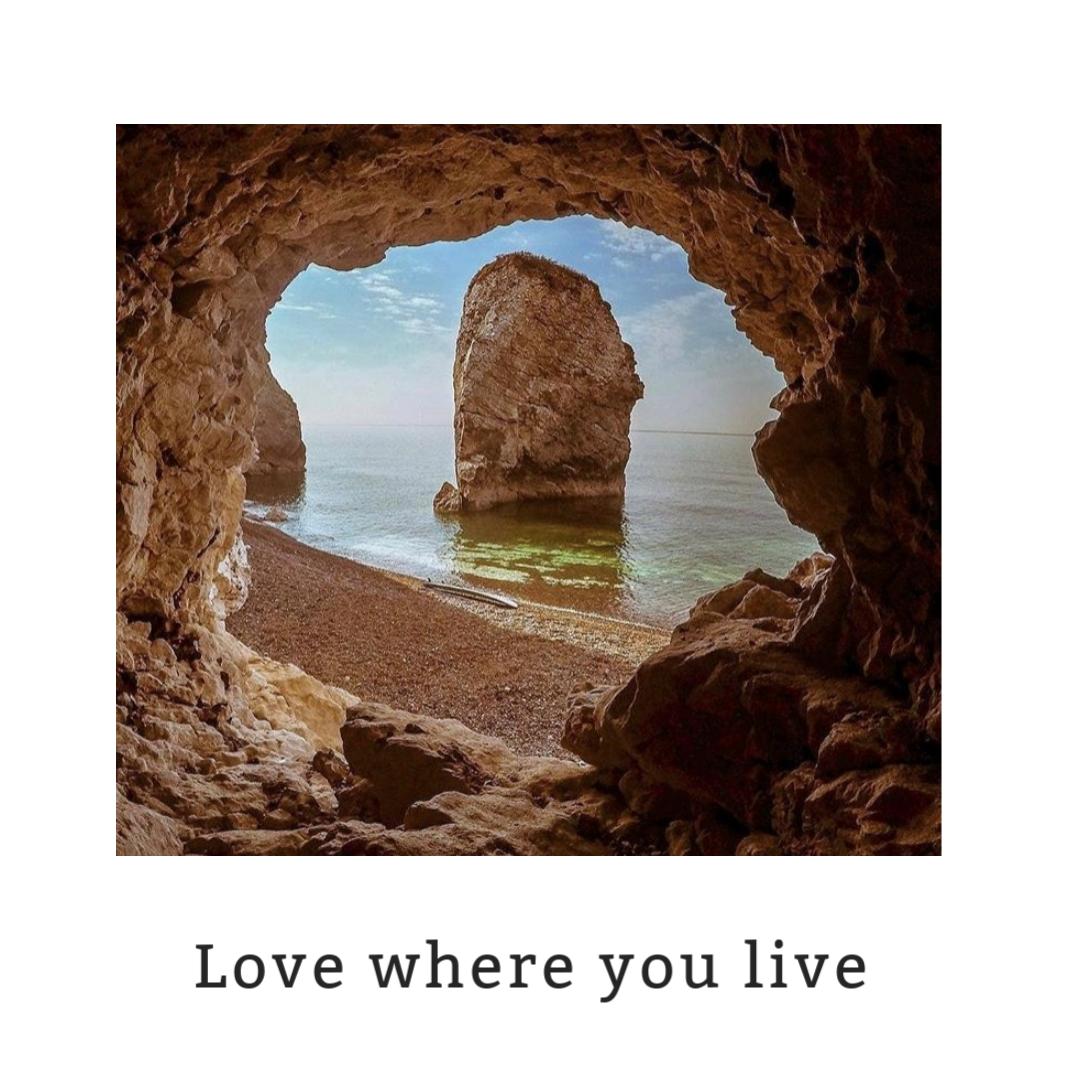 IOWWellnessClub's tweet photo. So proud! 
@visitisleofwight announce that the Isle of Wight has been included in the Ultimate UK Travelist by @lonelyplanet 💫 A round of applause for our secluded sea caves, perfect beaches &amp; sailing regattas! 👏
📸: Freshwater Bay caves, by @ph__imagery 
#UltimateUKTravelist https://t.co/9AvcYHIN99