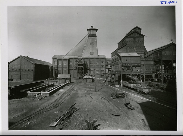 ArchivesPortal's tweet photo. #coal mine Nord-Pas-de-Calais, Hénin-Liétard group,1947, before modernisation (Coal represents a fundamental part of the history of European - and world - economy, though hopefully not its future) #IndustrialHeritage from @Travail_Culture @ArchivesnatFr https://t.co/EqSljxp3wU https://t.co/wXRKTE2zYw