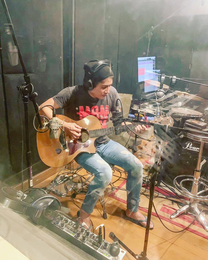 🎸 #recording #mymp #newsongsoon #guitar #acousticguitar #taylor #taylorguitars