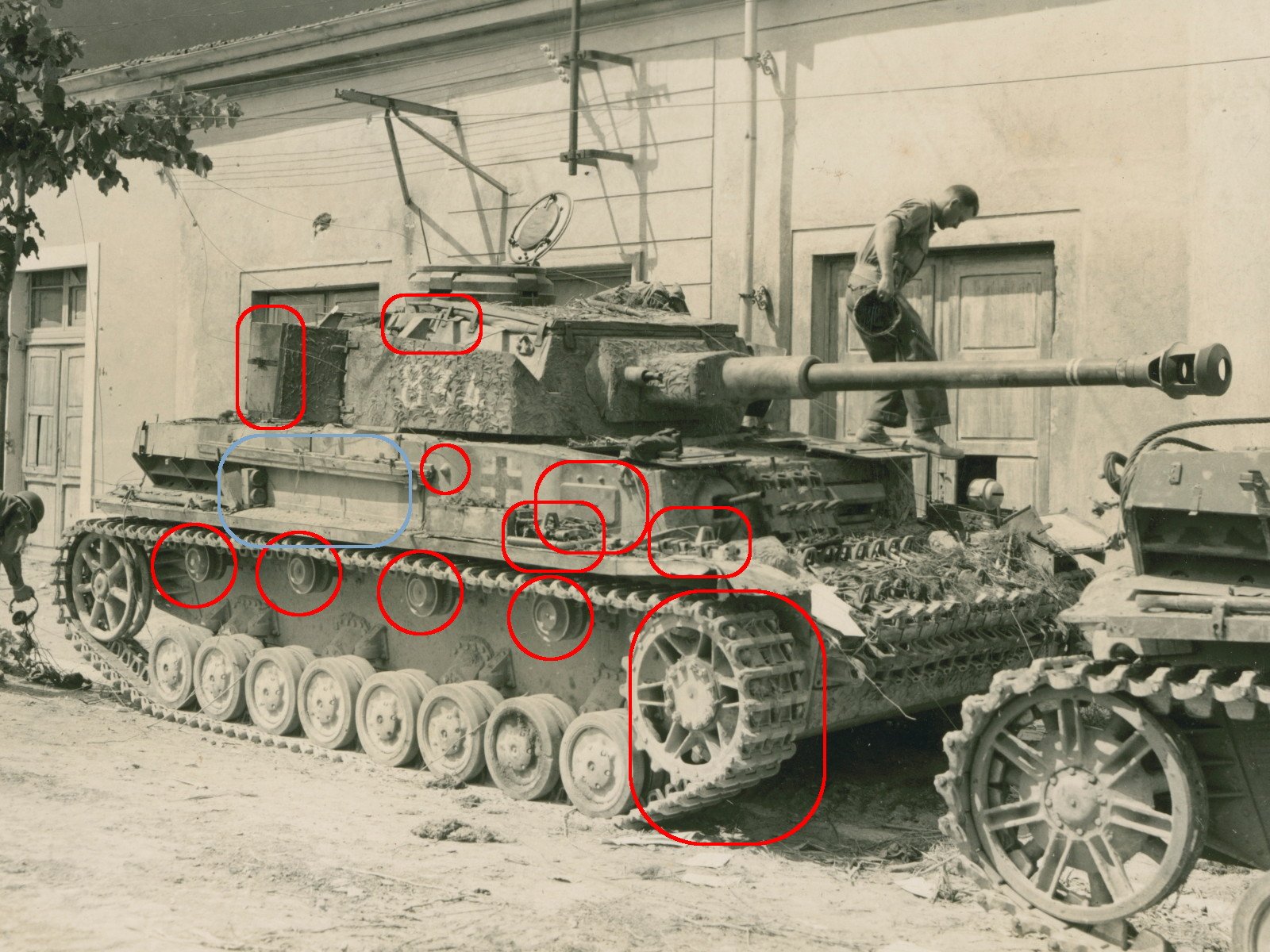 تويتر Dm R9s على تويتر これも面白い車両だよなぁ 予備履帯の位置からkruppだけども履帯が逆履き 車体側面クラッペ有りでアンテナ基部が栓止めされてる初期のh型車体 だけど上部転輪は10月導入の全鋼製 バンプストップもハブキャップも旧型のままなのはkruppの導入順