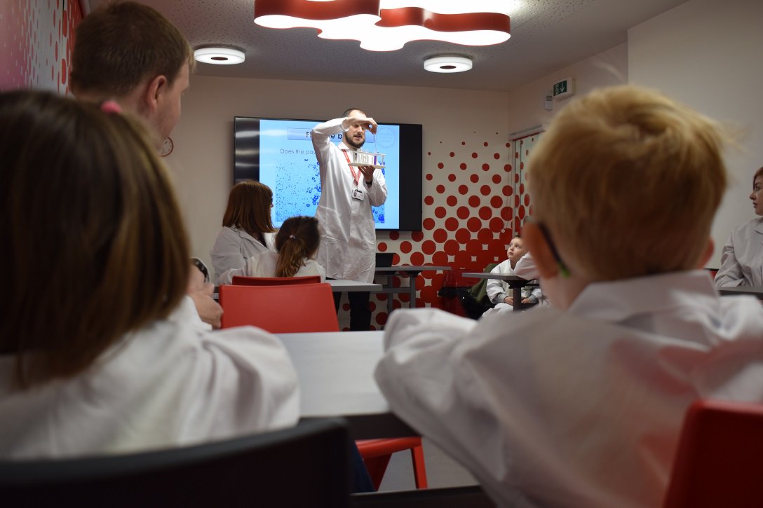 DundeeSciCentre's tweet photo. Teachers! Planning your activities for the year? Dundee Science Centre is offering FUNDED assembly outreaches to qualifying schools through the Autumn term. Get in touch to see if your school qualifies! 👩‍🏫

https://t.co/qsGOcbTGWJ https://t.co/Epk0uggmtD