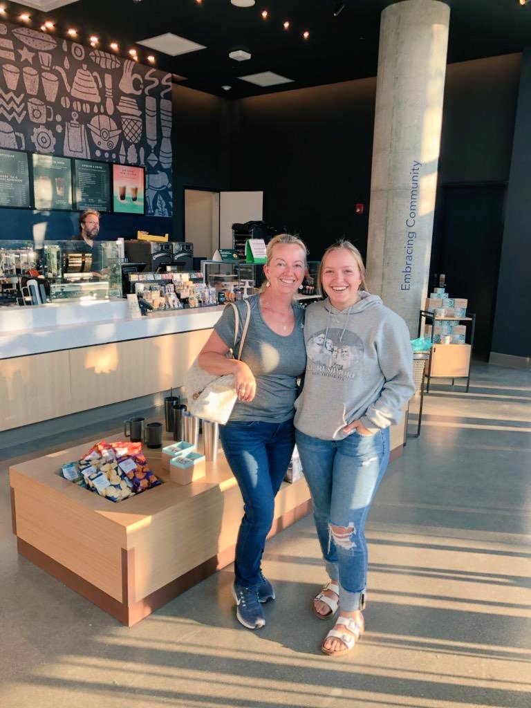 Geaux_Rex's tweet photo. The new Starbucks at the ARC is now open...just in time for Move-In Day!  Thanks to our first customer...a first year biology major!  @UIClife @thisisUIC https://t.co/9kcesBjtlN