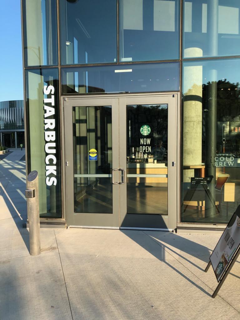 Geaux_Rex's tweet photo. The new Starbucks at the ARC is now open...just in time for Move-In Day!  Thanks to our first customer...a first year biology major!  @UIClife @thisisUIC https://t.co/9kcesBjtlN