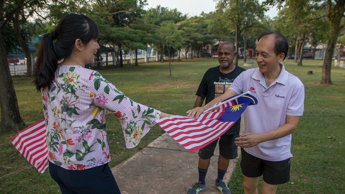 michellengms's tweet photo. Bangun pagi, jumpa penduduk, edar bendera 🇲🇾 kami sudah singgah di 13 lokasi dan telah edar 1400 Jalur Gemilang. Masih ada 12 tempat lagi di mana kami akan buat lawatan mengejut 😉kalau dapat jumpa, jom sembang dan ambil gambar 📸 https://t.co/9LeLpohNik