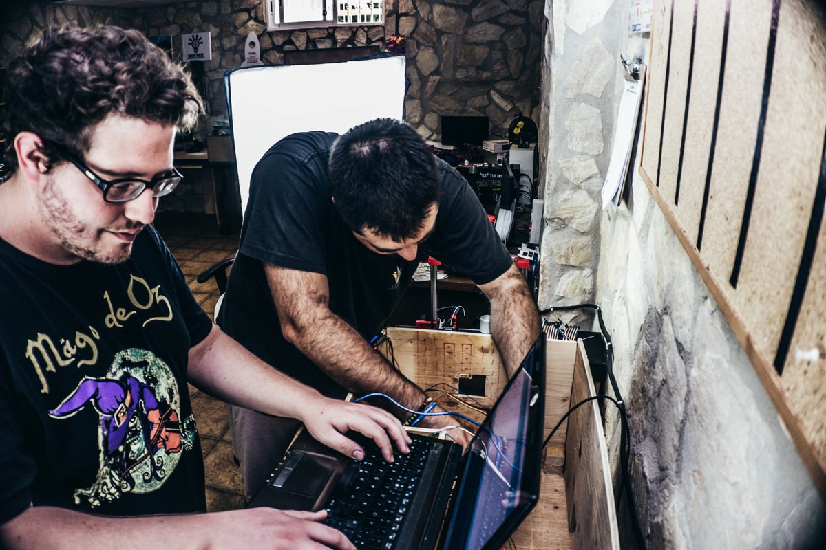 RobokidsSC's tweet photo. Estamos maquinando.. trabajando 24 horas, 7 días a la semana... Porque sabemos que los mejores resultados conllevan mucho esfuerzo, constancia y trabajo... Ojo! este viernes quizás os enseñaremos algo de lo que nos traemos entre manos! https://t.co/Z7F90qq8Ms