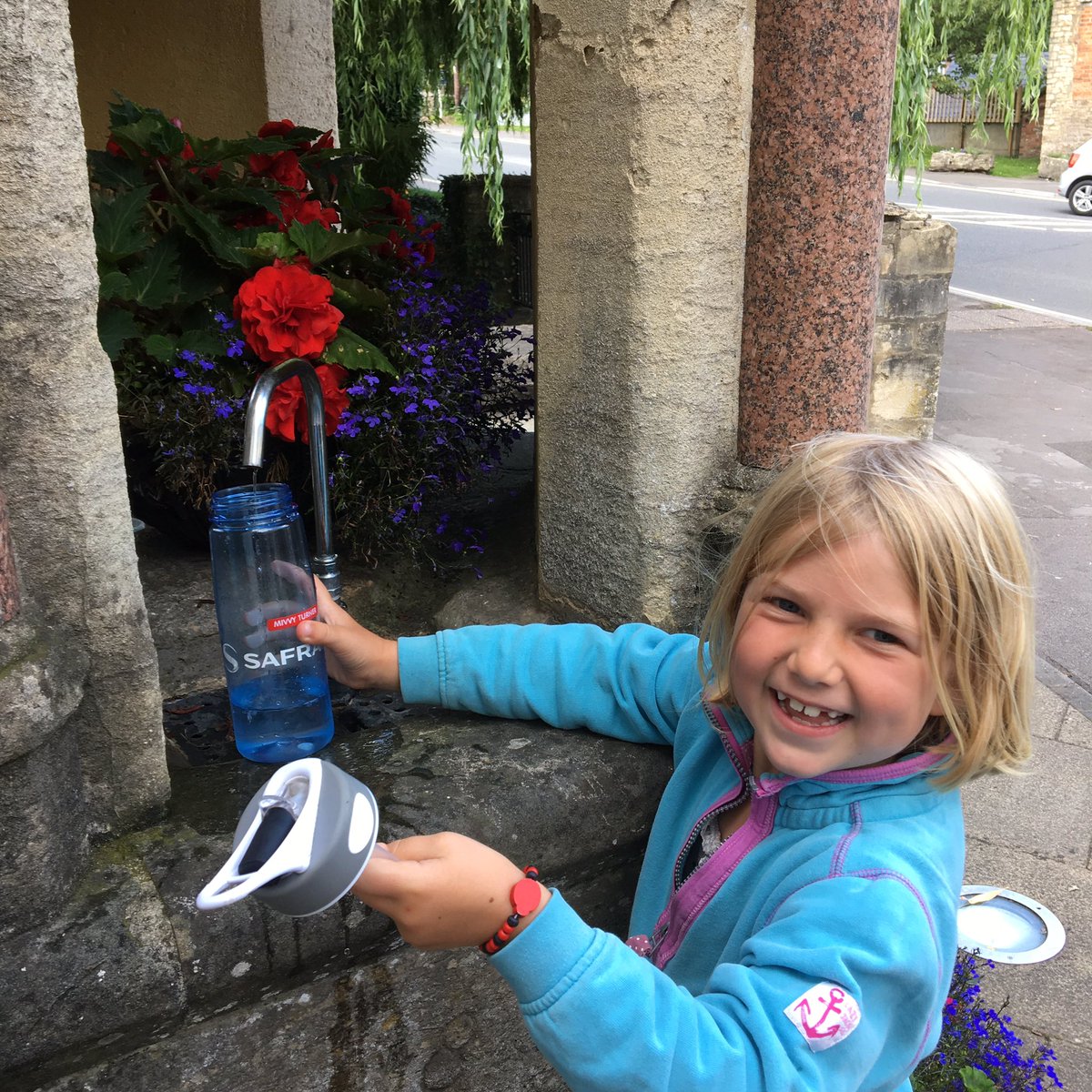 Queues at the lovely new #Nailsworth water fountain this morning! 💦 #plasticfree #refill