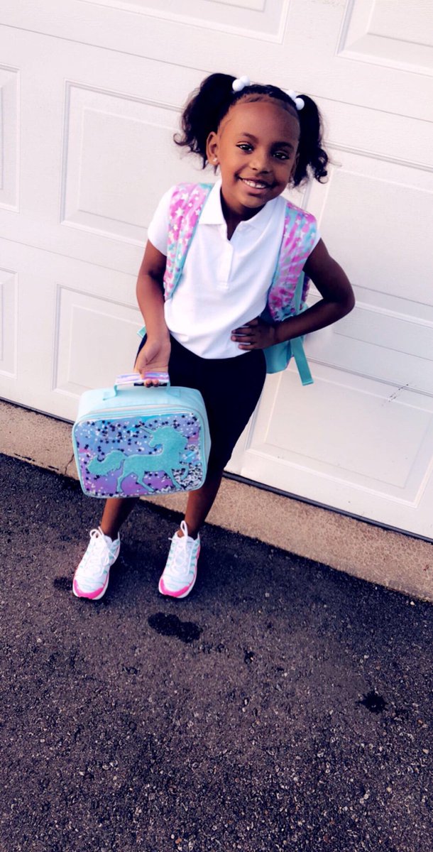 dalenaaa_'s tweet photo. Nina’s first day of Kindergarten 😩😢💕🤞🏽 https://t.co/0eZLnCSMpy