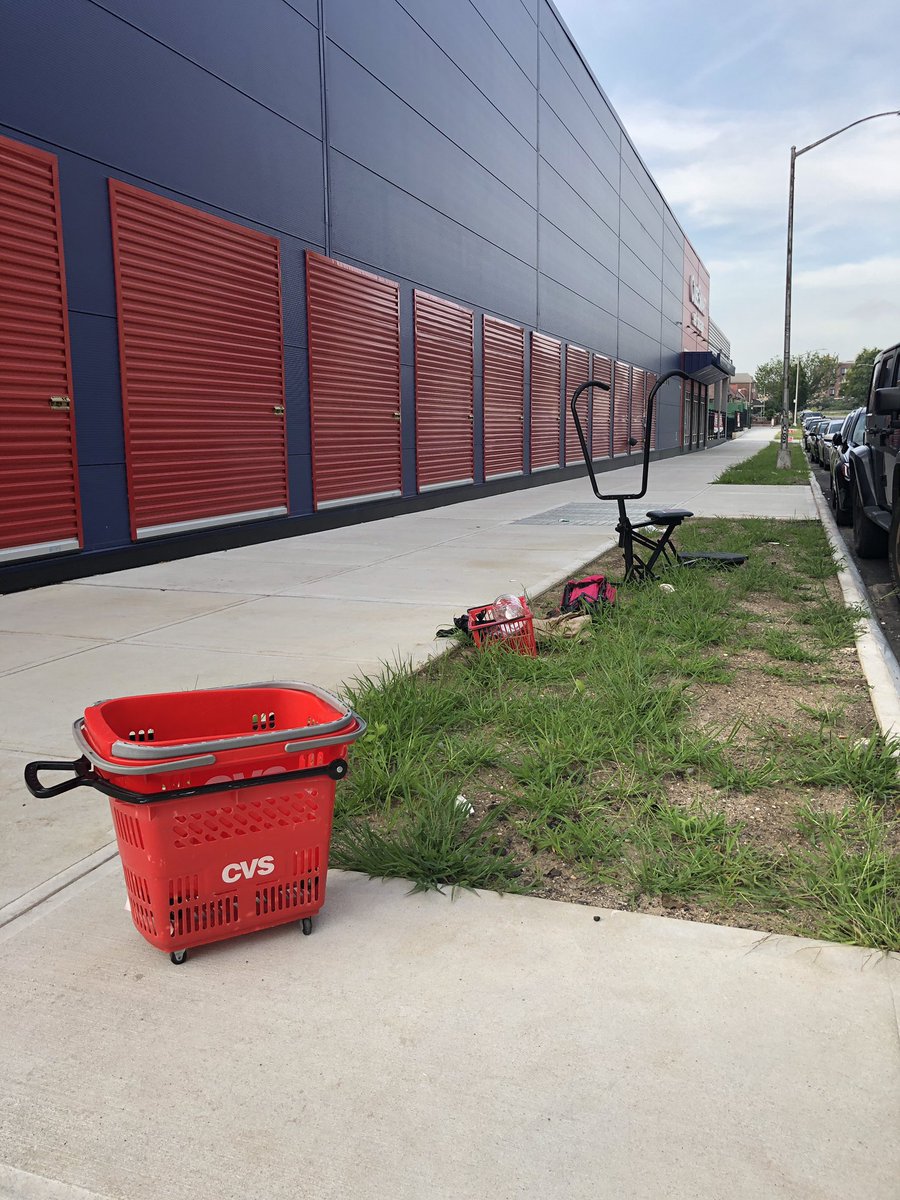NewmanZone's tweet photo. @CubeSmart @CubeSmartNYC When are you going to start picking up the trash left by your customers in front of your store in Astoria? @nyc311 https://t.co/FmBXehqXFx