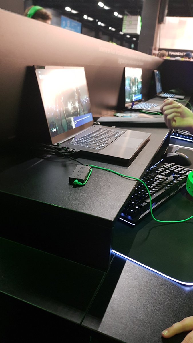 SwafeFN's tweet image. #teamrazer