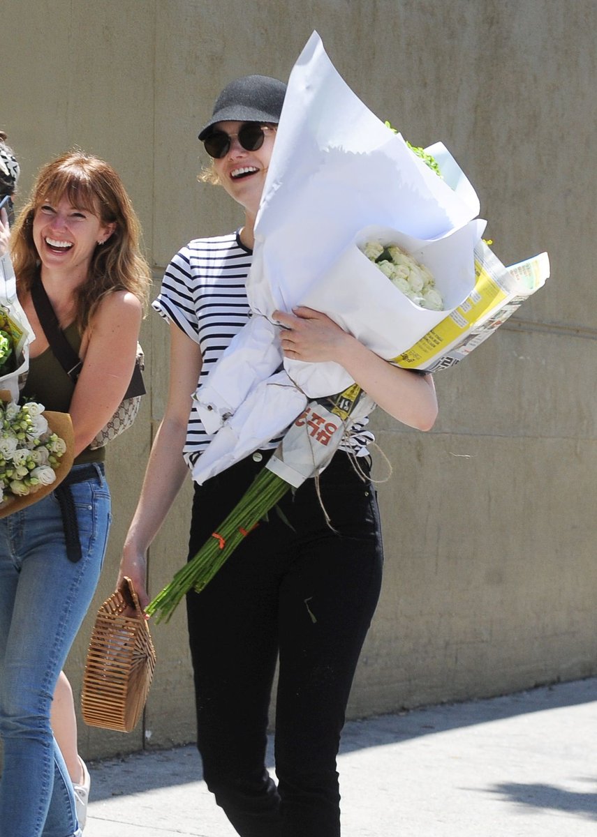 EmmaStoneFanFr's tweet photo. 📸 #EmmaStone et son sourire faisant du shopping à Los Angeles avec des amies (11/08/2019) : https://t.co/ri5bB0fxUs https://t.co/KotruJjKxs