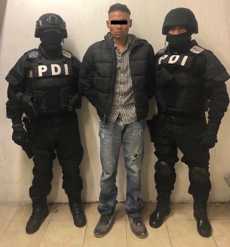 VILLALVAZO13's tweet photo. 🚦DETENIDO🚦

Policías de Investigación de la @PGJDF_CDMX, atrapan a Luis “N”. Es el #Cobarde, #Infiltrado, #Anarco, #Golpeador, que “noqueó” a @juanmapregunta de @adn40, el viernes pasado en la marcha contra la violencia hacia las mujeres. https://t.co/Tkra16rinI