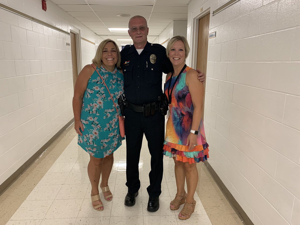 VickyClark1's tweet photo. First Day Excitement! @HilliardSchools @HCSD_ILC #HCD1 #Ready4Tomorrow https://t.co/YCBSZRqjN2