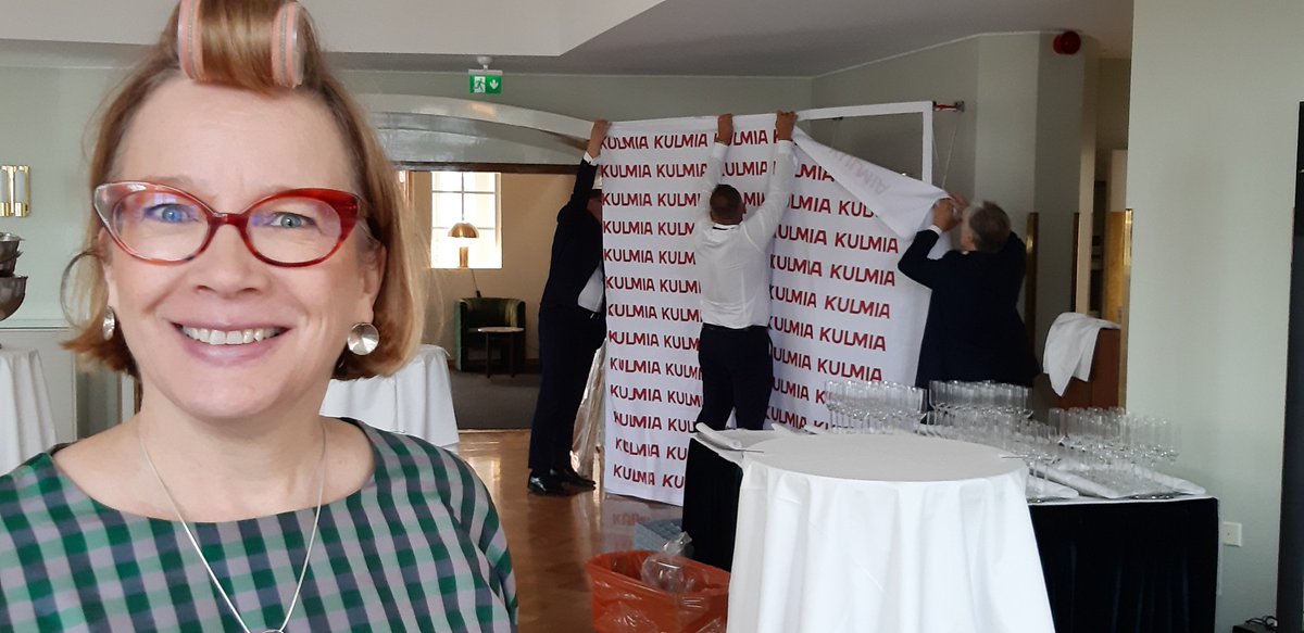 Kukin valmistautuu tavallaan Kulmian 15-vuotisjuhliin. <a href="/arahopia/">Ara Hopia</a>, <a href="/KajanderJan/">Jan Kajander</a> ja <a href="/K_Lappalainen/">Kalle Lappalainen</a> pystyttämässä Kulmia ständit ja @HelenaWiljander .... #Kulmia15v