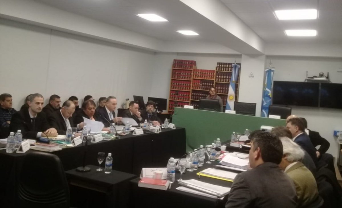 fmElChubut901's tweet image. En #RadioActiva @NicolasGil2011 informando desde #Rawson sobre la segunda audiencia de la causa #Embrujo. Hoy comenzó temprano el testimonio del Crio Juan Carlos Núñez quien realizó investigación sobre el caso.  Son 14 testigos en total que hoy declararán.