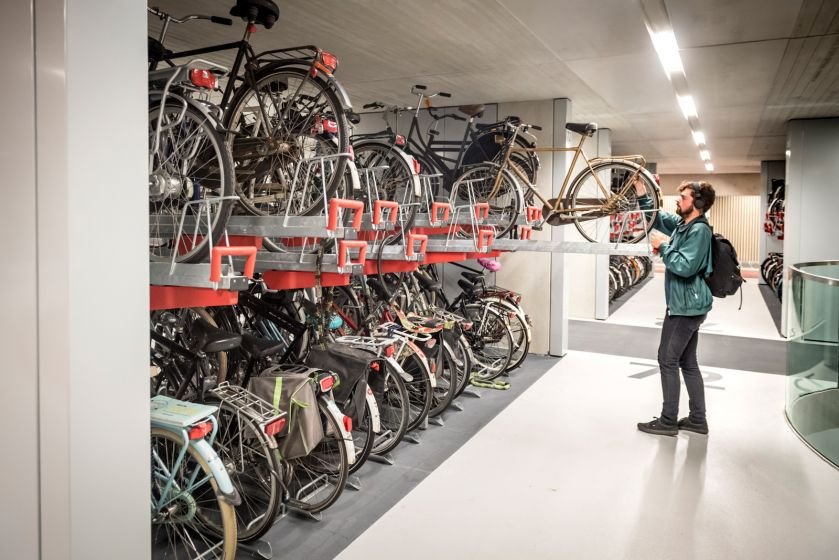 MOIAmobility's tweet photo. #Utrecht macht's vor: In der holländischen Stadt wurde das weltweit größte Fahrradparkhaus eröffnet. Es bietet Platz für 12.500 Bikes und ermöglicht die einfache Kombination von Zug- und Fahrradfahrten. Ein gutes Beispiel für #returncities🚲
📷@cu2030 https://t.co/4zQdABC4Xj