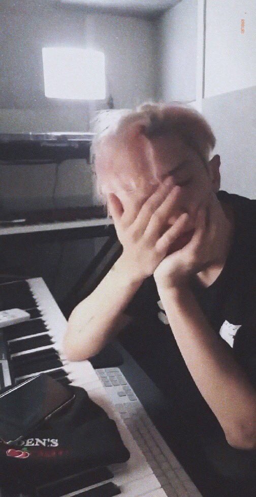 blueharo21's tweet photo. “Babe, I นอนไม่หลับ I think about you ทั้งวันเลย I’m exhausted มากๆ Like, I อยากจะ go back home ละก็ hug you ละก็ kiss you บั่บ... มัน crazy มากๆ I ไม่คิดว่า จะ so into you ขนาดนี้เลยอ่ะ babe. You เข้าใจ I ปะ”

“.... ไงนะ?” https://t.co/1g548gzT7n