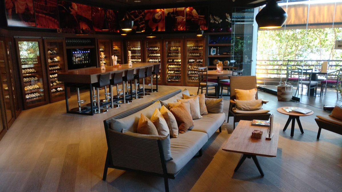 Delivinos's tweet photo. Hemos visitado la impresionante tienda con restaurante D-WINE en #Marbella 
Impresionante selección de vinos #TOP españoles, añadas y tamaños. https://t.co/mhfgThb6RA