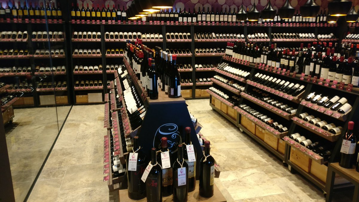 Delivinos's tweet photo. Hemos visitado la impresionante tienda con restaurante D-WINE en #Marbella 
Impresionante selección de vinos #TOP españoles, añadas y tamaños. https://t.co/mhfgThb6RA