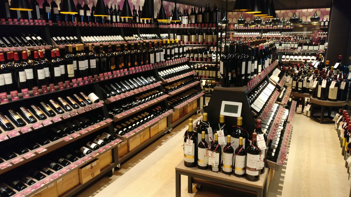 Delivinos's tweet photo. Hemos visitado la impresionante tienda con restaurante D-WINE en #Marbella 
Impresionante selección de vinos #TOP españoles, añadas y tamaños. https://t.co/mhfgThb6RA