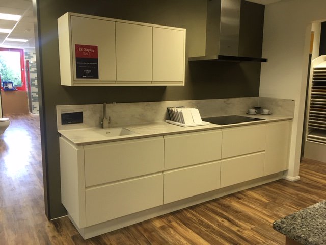 ELivingSpaces's tweet photo. We're making way for some beautiful new kitchens in our #Ringwood showroom!

We have this ex-display Symphony New York handless kitchen in ivory available for just £1,500 (exc VAT).

Head to the showroom on Pullman Way, BH24 1EX or call the team on 01425 484731.

#kitchens https://t.co/cLj5wmynlO