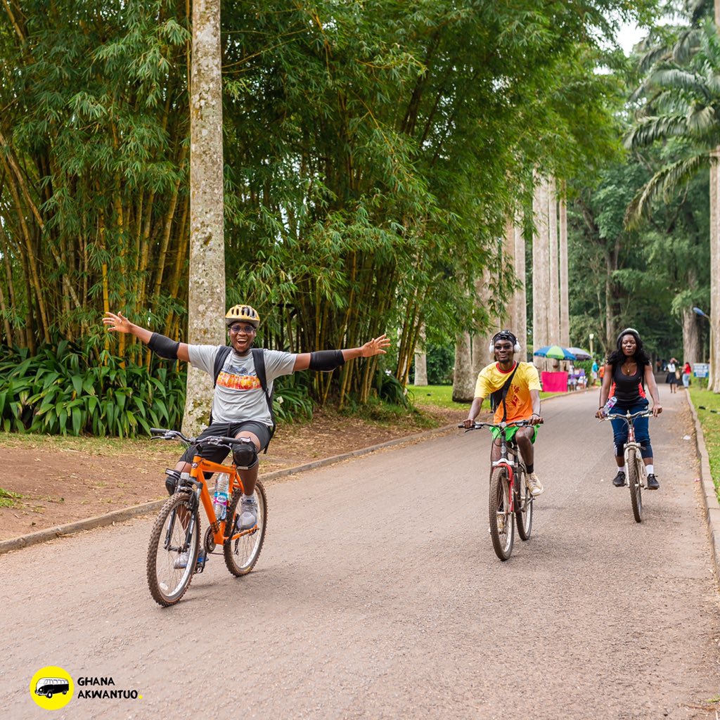 GhanaAkwantuo's tweet photo. Let’s pretend this guy @ErdPerk never touches his bike with his hands. #YenkoAburi #BikeTour https://t.co/FeA9rkMLxI